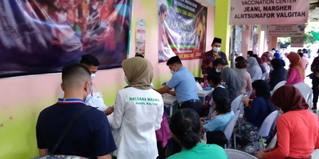 Pusat vaksinasi di Tangerang dengan orang-orang menerima vaksin.